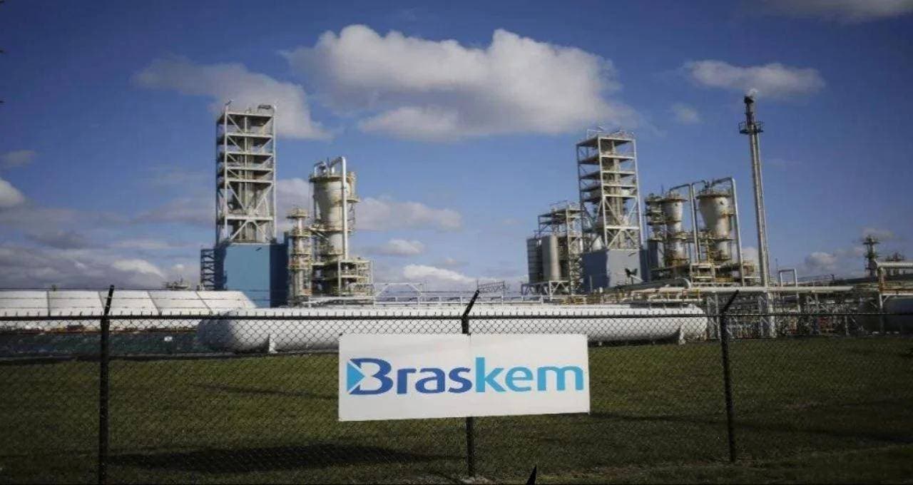 Capa: Braskem pede socorro com dívida de R$ 54 bilhões